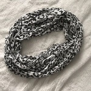 🗻 Cheetah print scarf